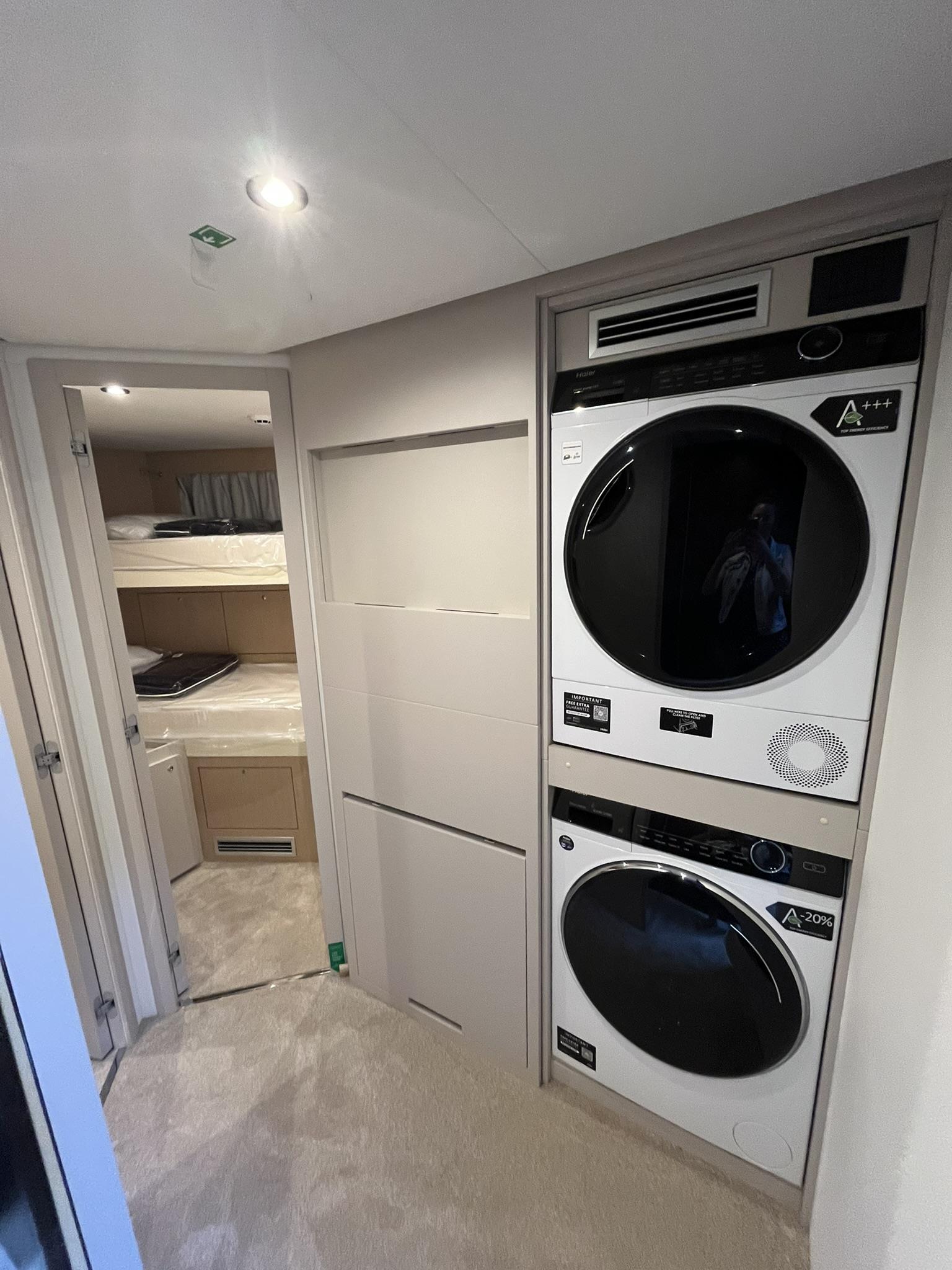 2025 FERRETTI YACHTS 860 